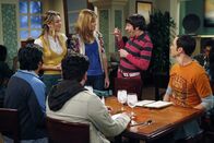 The Big Bang Theory – Während Penny eine Freundin für Raj sucht, fällt Sheldon (Jim Parsons) läppische Alltagsentscheidungen mit Dungeons & Dragons Würfeln ...