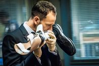 Elementary – Er schreckt vor nichts zurück: Um Hinweise zu bekommen, schnuppert Sherlock Holmes (Jonny Lee Miller) auch schon mal an der Prothese eines Verdächtigen ...