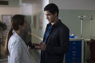 Scorpion – Walter (Elyes Gabel, r.) bietet Dr. Bennett (Lena Georgas, l.) an, für die kleine Olivia Blut zu spenden, nachdem die Blutbanken gehackt wurden. Aber das Mädchen braucht eine ganz besondere Blutgruppe ...