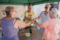 Auf und davon – Sibylle Luisi und Thomas Neyerlin stossen mit den Vorbesitzern auf den Kauf des Campingplatzes.