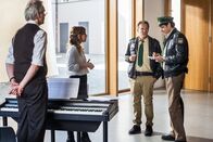 Hubert und Staller – Hubert und Staller ermitteln im Fall des toten Organisten. Von links: Kantor Rainer Bentzer (Andreas Ladwig), Sophie Schneider (Tanja Mairhofer-Obele), Hubert (Christian Tramitz) und Staller (Helmfried von Lüttichau).