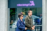 SOKO Linz – Nachdem Johanna "Joe" Haizinger (Katharina Stemberger, l.) und Ben Halberg (Daniel Gawlowski, r.) den Chef des Lieferdienstes Hans Berthold zur Tatnacht befragt haben, hegen sie Zweifel an seinem Alibi. Könnte der Streit zwischen ihm und Restaurantbesitzerin Christina Ritzer ein Motiv darstellen?