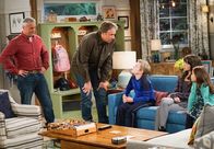 Man with a Plan – (v.li.) Matt LeBlanc (Adam Burns), Kevin Nealon (Don Burns), Matthew McCann (Teddy Burns), Grace Kaufman (Kate Burns), Hala Finley (Emme Burns).