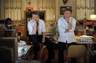 Die Kennedys – Bobby Kennedy (Barry Pepper, l) und Jack Kennedy (Greg Kinnear)