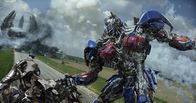 Transformers: Ära des Untergangs – Verfolgt von der CIA und den feindlichen Decepticons muss Optimus Prime, Anführer der menschenfreundlichen außerirdischen Autobots, nicht nur um sein eigenes Leben kämpfen, sondern auch um das seiner Anhänger und der Menschen, die ihm nahestehen ...