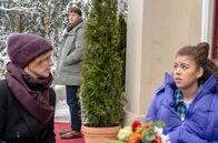 Sturm der Liebe – Philipp (Robin Schick, hinten M.) ist betroffen, als er begreift, dass Ana (Soluna-Delta Kokol, r. mit Isabell Stern, l.) seinetwegen leidet.