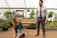 High Potential – Im Gewächshaus: Kaitlin Olson als Morgan Gillory, Daniel Sunjata als Adam Karadec