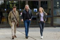 SOKO Wien – Klaus, Carl und Penny verlassen das Sportinternat. Von links: Bezirksinspektor Klaus Lechner (Andreas Kiendl), Major Carl Ribarski (Stefan Jürgens) und Gruppeninspektorin Penny Lanz (Lilian Klebow).