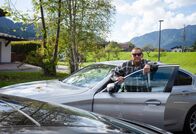 Ambros – Wolfgang Ambros vor seinem Auto bei seinem Haus in Waidring in Tirol. Er macht sich bereit auf die Alm zu fahren.