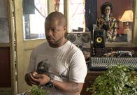 Empire – Die Unterzeichnung von Nessas (Sierra A. McClain, r.) Vertrag läuft für Lucious anders als erwartet, als Shine (Xzibit, l.) die halbe Branche vor Ort hat, um durch einen Bieterwettstreit den Preis hochzutreiben ...