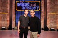 Wer weiß denn sowas? – Als Kandidaten bei "Wer weiß denn sowas?": Schauspieler David Kross (l.) und Schauspieler Moritz Bleibtreu (r.).