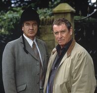 Inspector Barnaby – Barnaby (John Nettles, r.) ist beeindruckt: Melvyn Stockard (Larry Lamb, l.) hat es vom Sträfling zum geachteten Gutsbesitzer geschafft.
