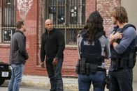 Navy CIS: L.A. – Im Alleingang beschließt Sam (LL Cool J, 2.v.l.) seine entführte Ehefrau zu suchen. Eine Entscheidung, die seine Kollegen G. (Chris O'Donnell, l.), Kensi (Daniela Ruah, 2.v.l.) und Marty (Eric Christian Olsen, r.) nicht für gutheißen ...