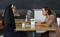 All Rise - Die Richterin – Schwester Miranda (Jennifer Parsons, l.); Emily Lopez (Jessica Camacho, r.)