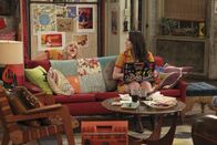 2 Broke Girls – Während Max (Kat Dennings, r.) ihrem Chef in Sachen Frauen etwas auf die Sprünge hilft, befürchtet Caroline (Beth Behrs, l.), sich mit einer Geschlechtskrankheit angesteckt zu haben ...