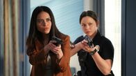 The Rookie – Während der nervenaufreibenden Suche nach dem kriminellen Pärchen erzielen Lopez (Alyssa Diaz, l.) und Chen (Melissa O'Neil, r.) endlich den Durchbruch, auf den Lopez gewartet hat.