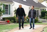 Navy CIS: L.A. – Callen (Chris O'Donnell, r.) und Sam (LL Cool J, l.) machen sich auf den Weg, um mehr über das verschwundene Napalm zu erfahren, doch eine massive Explosion in der Nachbarschaft des Toten bringt alles durcheinander ...