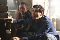 Scorpion – Können Cabe (Robert Patrick, l.) und Walter (Elyes Gabel, r.) ein unschuldiges Mädchen retten?