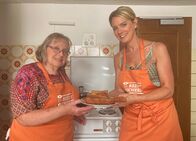 Die Rezeptsucherin – In den Räumlichkeiten des Heimatvereins Meßstetten präsentieren Susanne Nett (re.) und Ingeborg Roth (li.) die Dubaknudeln.