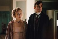 Vienna Blood – Clara (Luise von Finckh) und Max (Matthew Beard) schauen bei der Obduktion der Leiche zu.