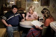 Young Sheldon – Während Mary (Zoe Perry, r.) geschockt ist, dass scheinbar echte Dämonenbeschwörungen und Kämpfe mit dem Teufel Teil eines Spiels sind, dass Sheldon mit seinen neuen Freunden spielt, sind George (Lance Barber, l.) und Meemaw (Annie Potts, M.) eher amüsiert darüber. Doch so einfach gibt Mary ihren Kampf gegen den Teufel nicht auf ...