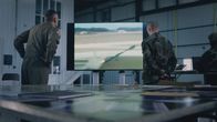 Mayday - Alarm im Cockpit – REENACTMENT - USAF-Ermittler (gespielt von Steve Cumyn und Edsson Morales) untersuchen die Sicherheitsaufzeichnungen eines B-2-Bombers, Spirit of Kansas, der auf dem Luftwaffenstützpunkt Andersen in Guam abgestürzt ist. (Cineflix 2021)