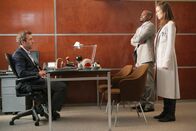 Dr. House – (v.li.) Hugh Laurie (Dr. Gregory House), Omar Epps (Dr. Eric Foreman), Olivia Wilde (Dr. Remy Hadley/13).