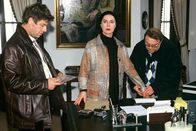SK Kölsch – Achim (Gustav Peter Wöhler, r.) und Jupp (Uwe Fellensiek, l.) nehmen die Fingerabdrücke von Frau Tourelle (Sabine von Maydell, M.).