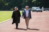 Rentnercops – Die Rentnercops Edwin Bremer (Tilo Prückner, l.) und Günter Hoffmann (Wolfgang Winkler, r.) eilen zum Tatort.