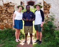 Verrückt nach Meer – Ausflug von Jungköchin Stefanie Gehrlein, Hotelpraktikant Tom Tyler Vajs und ihrem Guide zu einer Ruine in der Nähe des Dorfs Ouro in Neukaledonien.