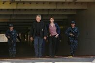 Navy CIS – Ermitteln in einem neuen Fall: Gibbs (Mark Harmon, 2.v.l.) und Special Agent Abigail Borin (Diane Neal, 2.v.r.) ...