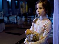 Mankells Wallander – Die kleine Cleo (Nadja Qrunell) muss den Mord an ihrer Mutter verwinden.