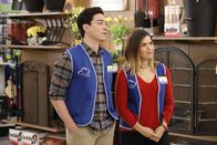 Superstore – Jonah (Ben Feldman, l.); Amy (America Ferrera, r.)