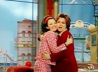 Die Nanny – Fran (Fran Drescher li. mit Gaststar Rosie O'Donnell) ist überglücklich: Sie soll als ständiger Gast in der Rosie O'Donnell-Show auftreten. Als "Nanny der Nation" gibt sie Ratschläge zur Kindererziehung.