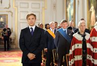 The Royals – Nachdem der König attackiert wurde und im Krankenhaus liegt, soll Prinz Liam (William Moseley) offiziell zum Prinzregenten ernannt werden. Doch wird Cyrus das wirklich zulassen?