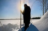Die Hüter des Waldes – Enge Verbindung zur Natur: Twyla Edgi-Masuzumi gehört zum indigenen Volk der Dene.