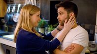 Die Füchsin – WDR Fernsehen DIE FÜCHSIN, "Im goldenen Käfig", Fernsehfilm, Deutschland 2019 Uhr. Der Polterabend von Youssefs Cousine wird gesprengt, als eine Gruppe maskierter Männer den Saal stürmt und den Bräutigam Tobias zusammenschlägt. Die Detektei „Fuchs & Kilali“ erhält vom Brautvater den Auftrag, die Schläger ausfindig zu machen. Schnell finden Anne (Lina Wendel) und Youssef (Karim Chérif) heraus, dass die Braut einen Geliebten hat. Will er die Hochzeit verhindern? Als sie ihn aufsuchen, finden sie ihn in seiner Wohnung – ermordet. Als noch ein zweiter Mann gewaltsam zu Tode kommt, entdecken die Detektive Schritt für Schritt, dass nicht nur Eifersucht, sondern Geschäftsinteressen und veruntreutes Geld bei der Lösung des Falles eine große Rolle spielen. - Die schwangere Simone Pabst (Jasmin Schwiers) und ihr Mann Youssef el Kilali (Karim Chérif) in ihrem Café