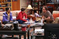 The Big Bang Theory – Da Sheldon mit seiner Forschung zur Dunklen Materie einfach nicht vorankommt, fasst er einen Entschluss, um seine Hirnleistung zu steigern. Seine unkonventionellen Maßnahmen werden schnell zur Geduldsprobe für seine Freunde Leonard (Johnny Galecki, r.), Raj (Kunal Nayyar, l.) und Howard (Simon Helberg, M.) ...