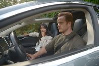 Second Chance – Auch wenn es Jimmys (Robert Kazinsky, r.) eigentliche Aufgabe ist, mit Bluttransfusionen Marys (Dilshad Vadsaria, l.) Leben zu retten, kann er den inneren Drang Fälle zu lösen einfach nicht unterdrücken ...