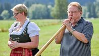 Tietjen campt - der Roadtrip – Jürgen von der Lippe unternimmt erste Versuche im Alphornblasen.