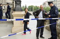 WaPo Berlin – Jasmin Sayed (Sesede Terziyan, l.) wendet sich an Einsatzleiter Rainer Kossak (Torsten Michaelis, 2.v.r.) wegen des Einbruchs im Berliner Dom.