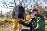 Um Himmels Willen – Huber (Wolfgang Müller, li.) findet Wöller (Fritz Wepper, re.) beim Angeln. Die schlechten Nachrichten kann sogar Huber nur schwer verkraften.