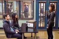 Brooklyn Nine-Nine – Andy Samberg (Jake Peralta), Stephanie Beatriz (Rosa Diaz), Gina Gershon (Sergeant Melanie Hawkins).
