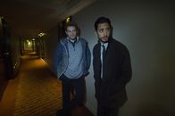 New Blood - Tod in London – Stefan Kowolski (Mark Strepan, l.), Junior-Ermittler im Staatlichen Betrugsdezernat, und Arash "Rash" Sayyad (Ben Tavassoli, r.), Trainee-Detective, sind im Hotel einem Verdächtigen auf der Spur.