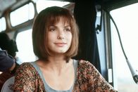 Speed – Hinter dem Steuer fühlt sich Annie (Sandra Bullock) sichtlich wohl - auch wenn ihr der Führerschein entzogen wurde und sie über einer tickenden Bombe sitzt.