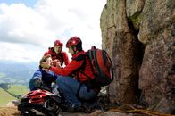 Der Bergdoktor – Simon Brandl (Constantin Gastmann, l.) ist mit dem Mountainbike gestürzt und wird von Hans (Heiko Ruprecht, M.) und Martin (Hans Sigl, r.) erstversorgt.