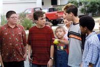 Malcolm mittendrin – Reese (Justin Berfield, 2.v.r.) erklärt Dewey (Erik Per Sullivan, mi.), Malcolm (Frankie Muniz, 2.v.l.) und den anderen das Spiel, das er sich ausgedacht hat.