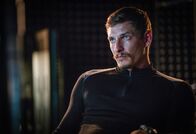 Angel Has Fallen – Travis Cole (Frederick Schmidt) hat eine führende Position bi Salient Global, einem undurchsichtigen, privaten Sicherheits- und Militärunternehmen.