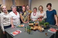 Re: – v.l.) reist regelmäßig durch ganz Polen: Hier trifft sie Angehörige eines Landfrauenvereins, um mit ihnen polnische Küchenklassiker vegan zu kochen.