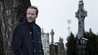 Jack Taylor – Ein junger Mann ist ermordet worden. Jack Taylor (Iain Glen) hält es für möglich, dass sich der Mörder auf dessen Beerdigung unter die Trauergäste gemischt hat.